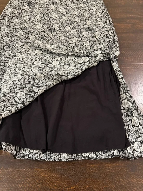 LOFT Black & White Floral Maxi Dress Ruffle Strap Flowy XS Summer Boho - Picture 8 of 9